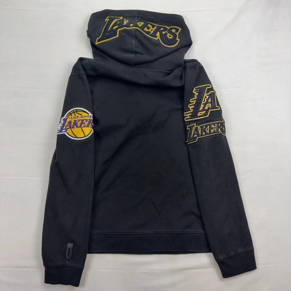 Pro Standard Los Angeles Lakers Chenille Patch Pullover Hoodie Size M Black NBA - Picture 2 of 8